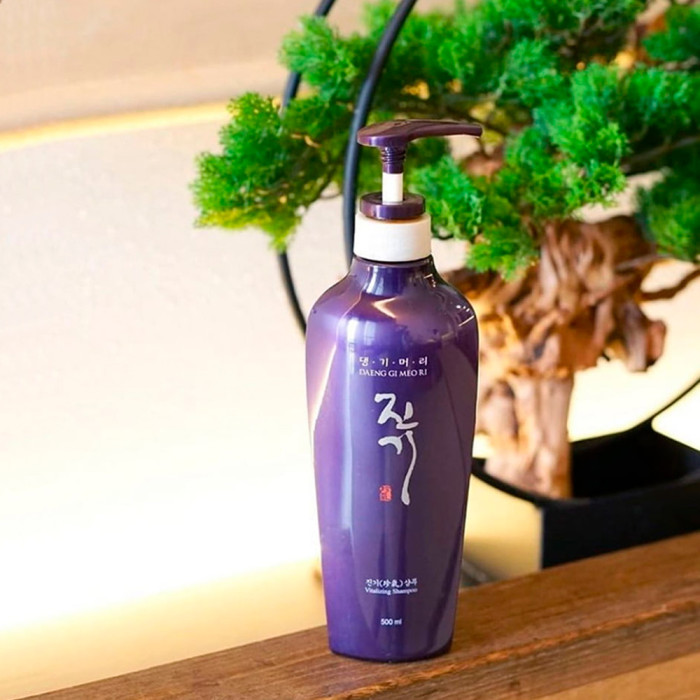 Шампунь для ослабленных волос от Daeng Gi Meo Ri